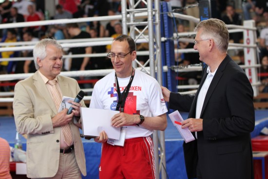 Jimmy Ehrung Siegfried-Schmitt-Preis Preisübergabe (v.l.) Ralf-Rainer Klatt (Vizepräsident LSB Hessen), Jimmy Iwinski, Hans-Werner Erb (Darmstädter Sportstiftung)