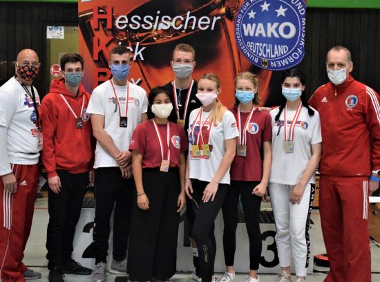 Mit Maske - Erfolgreiches BDT Team: 4x Gold, 6x Silber, 4x Bronze